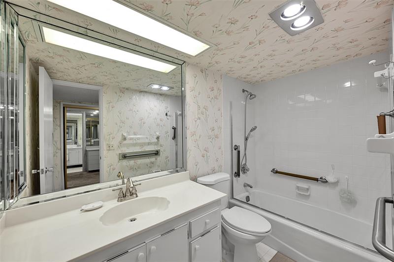 3960 Oaks Clubhouse Drive Pompano Beach FL 33069