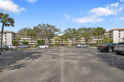 3960 Oaks Clubhouse Drive Pompano Beach FL 33069