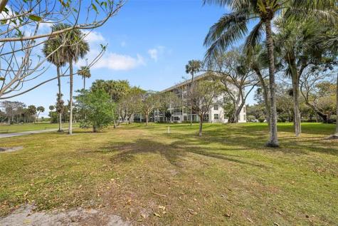 3960 Oaks Clubhouse Drive Pompano Beach FL 33069