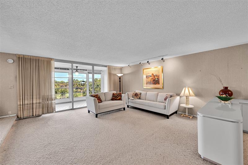 3960 Oaks Clubhouse Drive Pompano Beach FL 33069