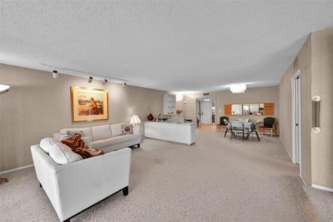 3960 Oaks Clubhouse Drive Pompano Beach FL 33069