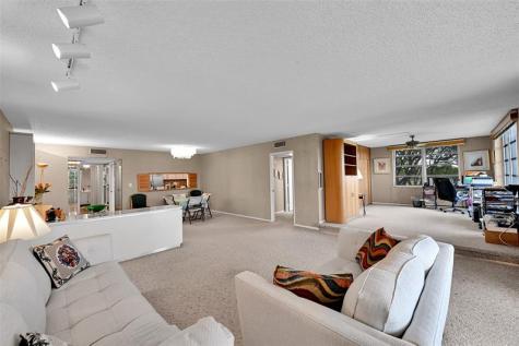 3960 Oaks Clubhouse Drive Pompano Beach FL 33069