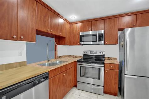 9235 Lagoon Place Davie FL 33324