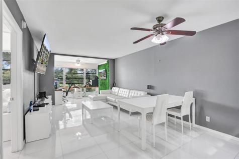 9235 Lagoon Place Davie FL 33324