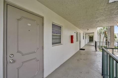 9235 Lagoon Place Davie FL 33324