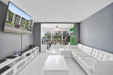 9235 Lagoon Place Davie FL 33324