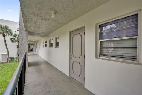 9235 Lagoon Place Davie FL 33324