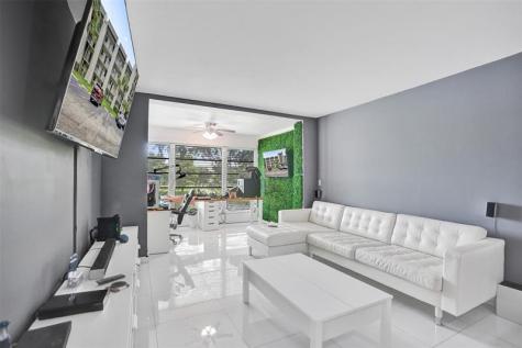 9235 Lagoon Place Davie FL 33324