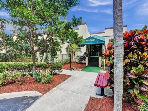 9235 Lagoon Place Davie FL 33324