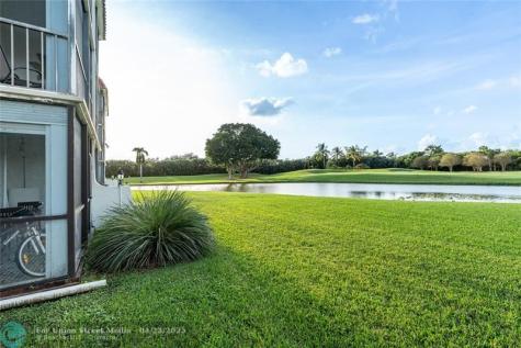 9611 N Hollybrook Lake Drive Pembroke Pines FL 33025