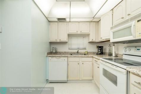 9611 N Hollybrook Lake Drive Pembroke Pines FL 33025