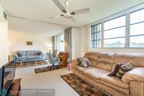 9611 N Hollybrook Lake Drive Pembroke Pines FL 33025
