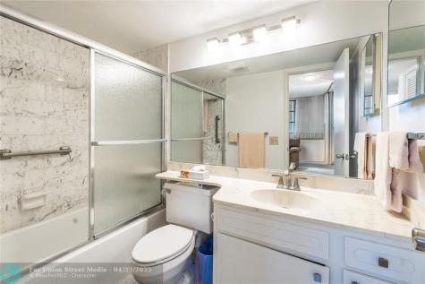 9611 N Hollybrook Lake Drive Pembroke Pines FL 33025