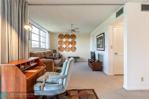 9611 N Hollybrook Lake Drive Pembroke Pines FL 33025