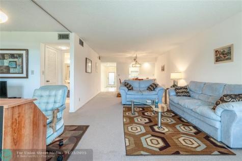 9611 N Hollybrook Lake Drive Pembroke Pines FL 33025