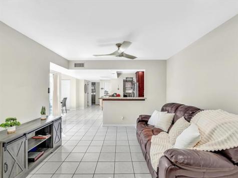 2551 N 40th Avenue Hollywood FL 33021