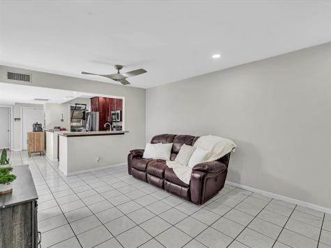 2551 N 40th Avenue Hollywood FL 33021