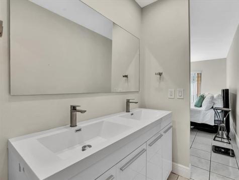 2551 N 40th Avenue Hollywood FL 33021