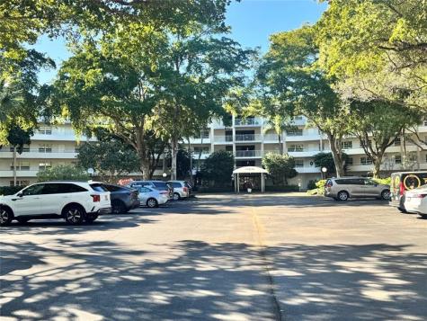 3980 Oaks Clubhouse Drive Pompano Beach FL 33069