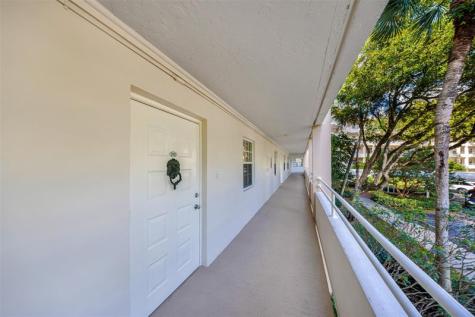 3980 Oaks Clubhouse Drive Pompano Beach FL 33069