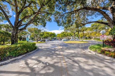 3980 Oaks Clubhouse Drive Pompano Beach FL 33069