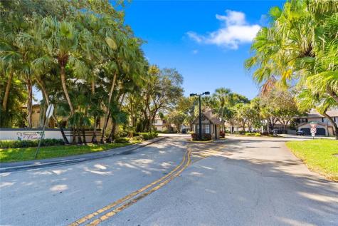 9129 N Vineyard Lake Drive Plantation FL 33324