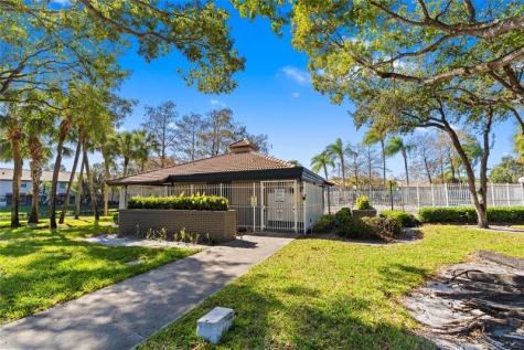 9129 N Vineyard Lake Drive Plantation FL 33324