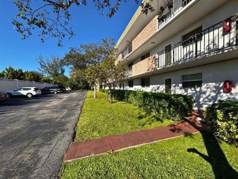 6005 Del Lago Circle Sunrise FL 33313