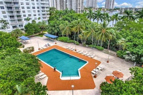 2851 NE 183 Aventura FL 33160