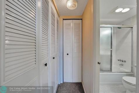 9440 Poinciana Place Davie FL 33324