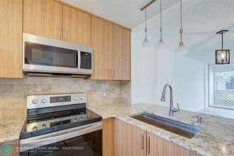 113 Royal Park Oakland Park FL 33309