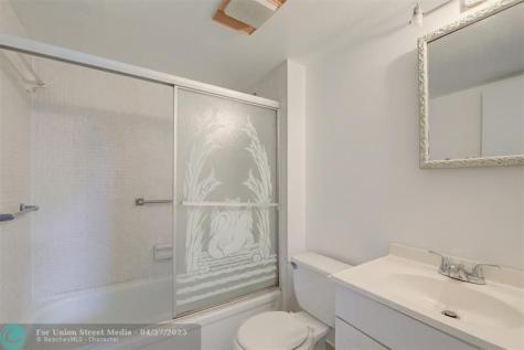 113 Royal Park Oakland Park FL 33309