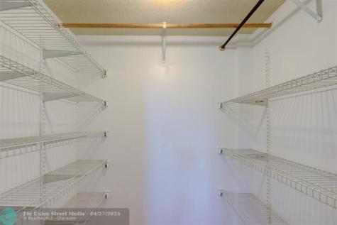 113 Royal Park Oakland Park FL 33309