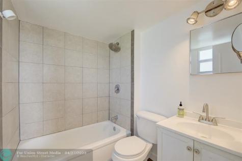 113 Royal Park Oakland Park FL 33309