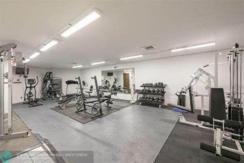 113 Royal Park Oakland Park FL 33309