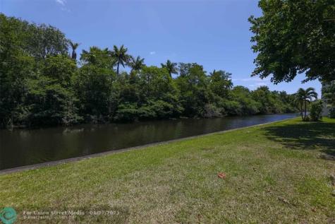 113 Royal Park Oakland Park FL 33309