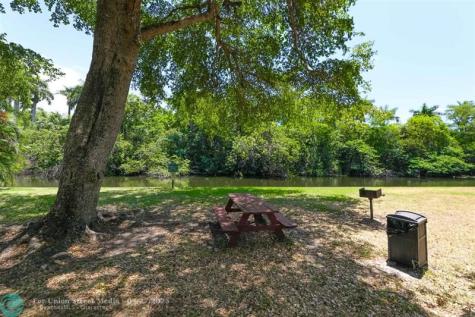 113 Royal Park Oakland Park FL 33309