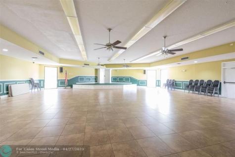 113 Royal Park Oakland Park FL 33309