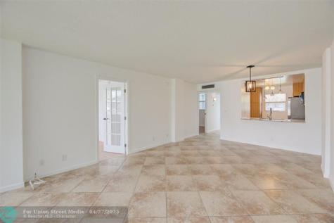 113 Royal Park Oakland Park FL 33309