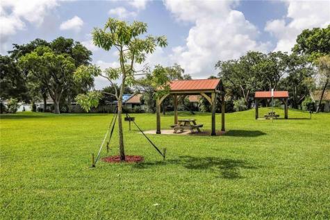 5544 Lakewood Circle Pompano Beach FL 33063