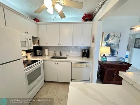 4108 Cambridge E Deerfield Beach FL 33442