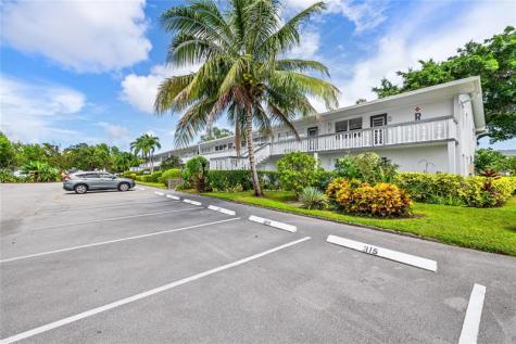 318 Oakridge R Deerfield Beach FL 33442