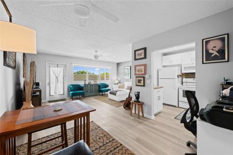 318 Oakridge R Deerfield Beach FL 33442