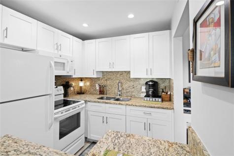 318 Oakridge R Deerfield Beach FL 33442