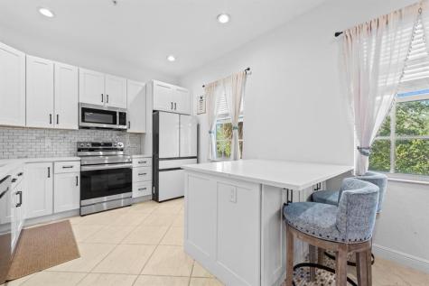 6951 Lakeside Circle N Davie FL 33314