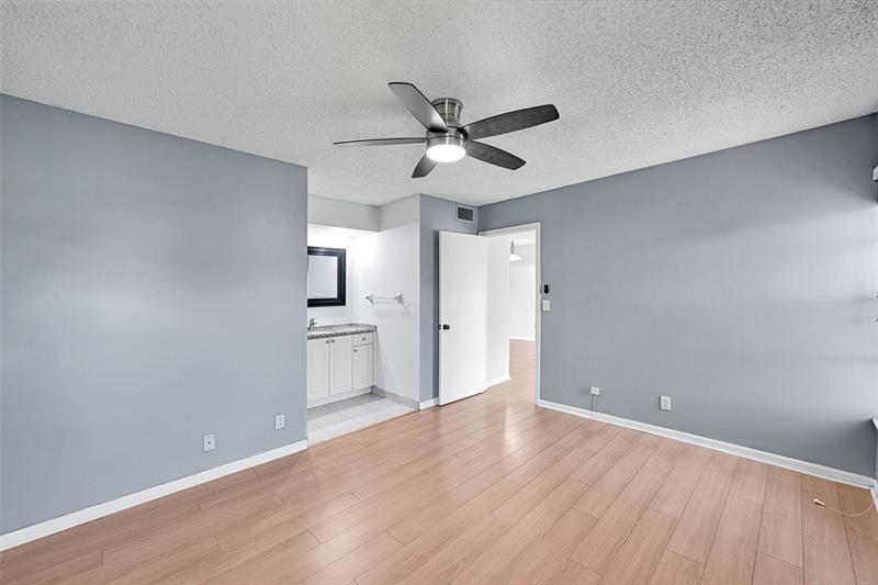 906 Twin Lakes Drive Coral Springs FL 33071