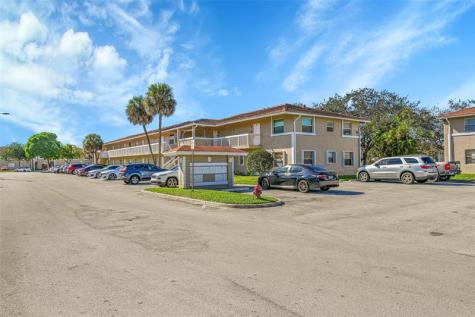 906 Twin Lakes Drive Coral Springs FL 33071