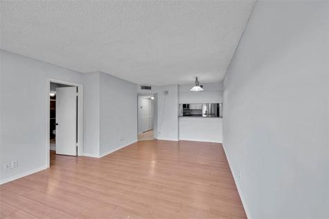 906 Twin Lakes Drive Coral Springs FL 33071