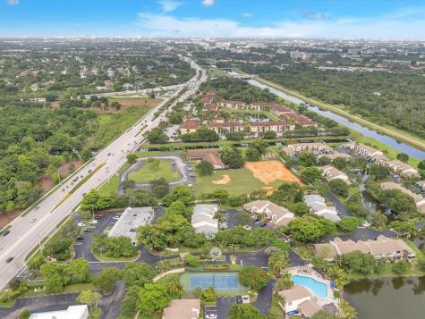 207 E Hemingway Circle Margate FL 33063