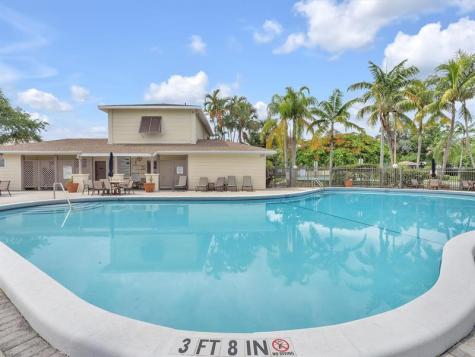 207 E Hemingway Circle Margate FL 33063